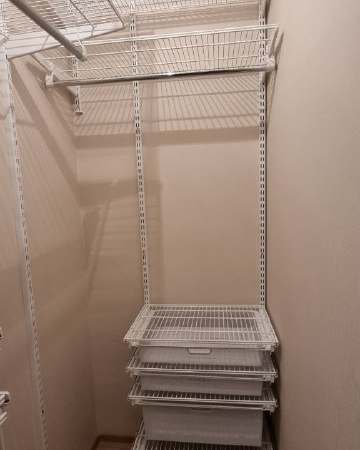 Белая угловая гардеробная с выдвижными корзинами, ~0,9×1,5 м, фото 1