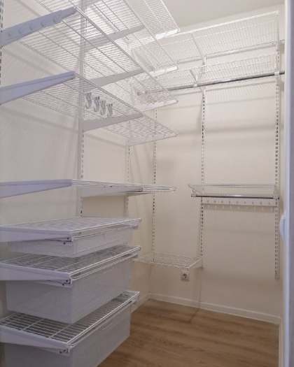 Белая угловая гардеробная с выдвижными корзинами, ~1,5×1,6 м, фото 1