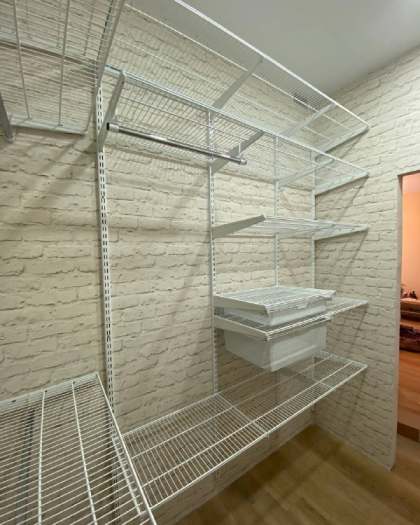 Белая угловая гардеробная с выдвижными корзинами, фото 2