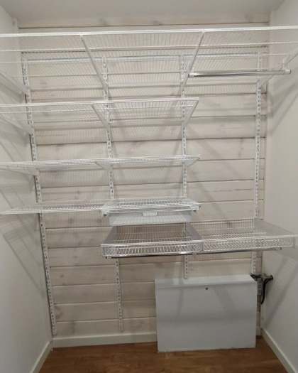 Белая угловая гардеробная с выдвижными корзинами, ~2,1×2,3 м, фото 1
