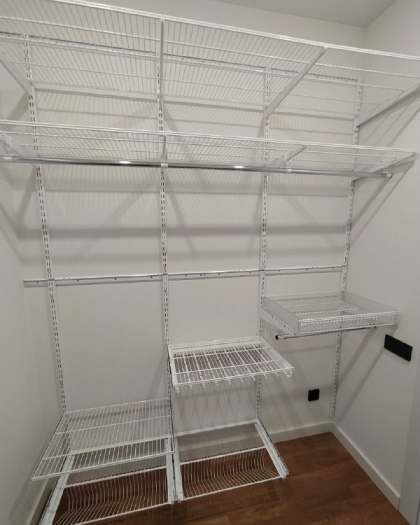 Белая угловая гардеробная с выдвижными корзинами, ~2,1×2,3 м, фото 2