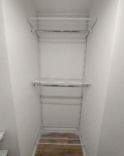 Белая угловая гардеробная с выдвижными корзинами, ~1,7×1,7 м, фото 3