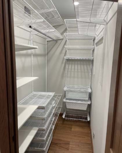 Белая угловая гардеробная с выдвижными корзинами, ~0,8×2,2 м, фото 1
