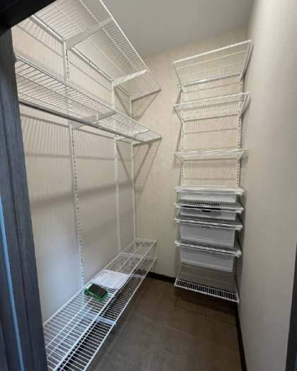 Белая угловая гардеробная с выдвижными корзинами, ~1,1×1,8 м, фото 1