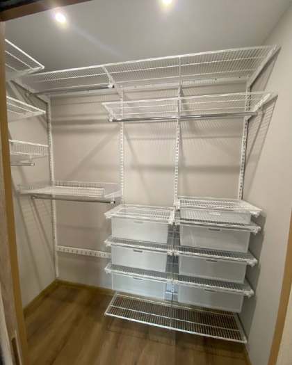 Белая угловая гардеробная с выдвижными корзинами, ~1,8×1,5 м, фото 1