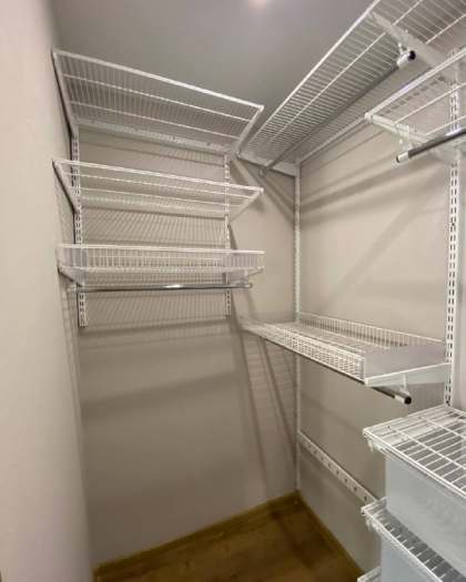 Белая угловая гардеробная с выдвижными корзинами, ~1,8×1,5 м, фото 2