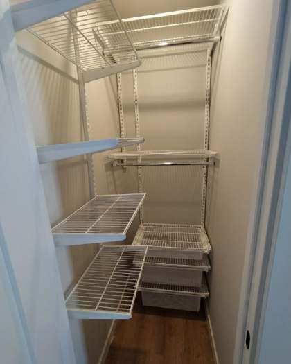 Белая угловая гардеробная с выдвижными корзинами, ~1,2×1,8 м, фото 1