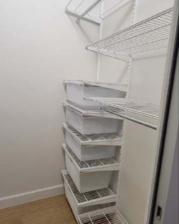 Белая угловая гардеробная с выдвижными корзинами, ~2,4×1,8 м, фото 1