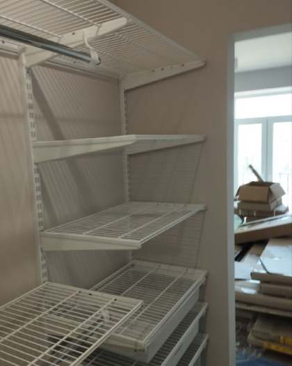 Белая угловая гардеробная с выдвижными корзинами, ~1,5×2 м, фото 2