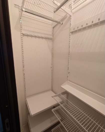 Белая угловая гардеробная с выдвижными корзинами, ~1,2×1,2 м, фото 1