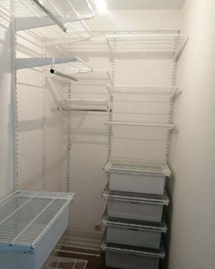 Белая угловая гардеробная с выдвижными корзинами, ~1,3×1,7 м, фото 1
