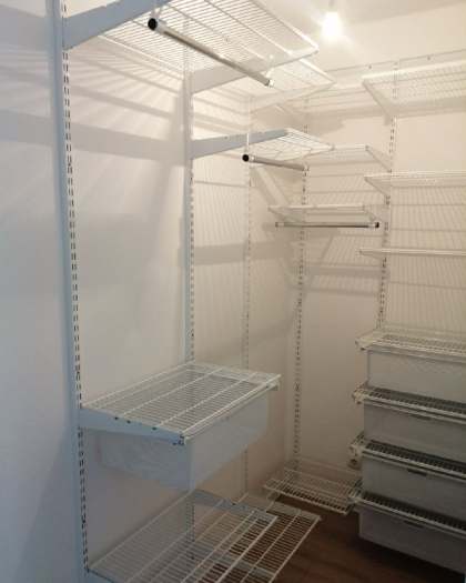 Белая угловая гардеробная с выдвижными корзинами, ~1,3×1,7 м, фото 2