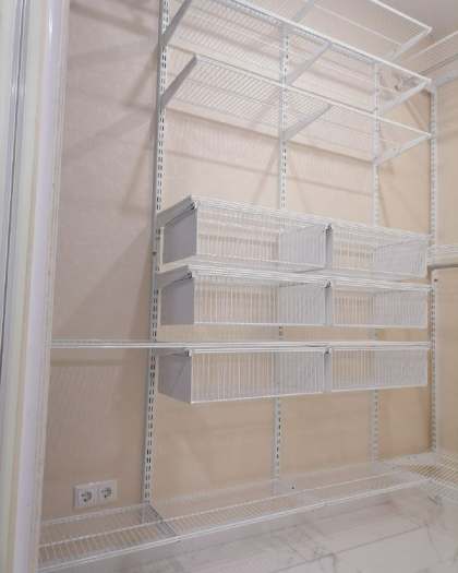 Белая угловая гардеробная с выдвижными корзинами, ~1,8×2 м, фото 1