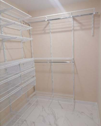 Белая угловая гардеробная с выдвижными корзинами, ~1,8×2 м, фото 2