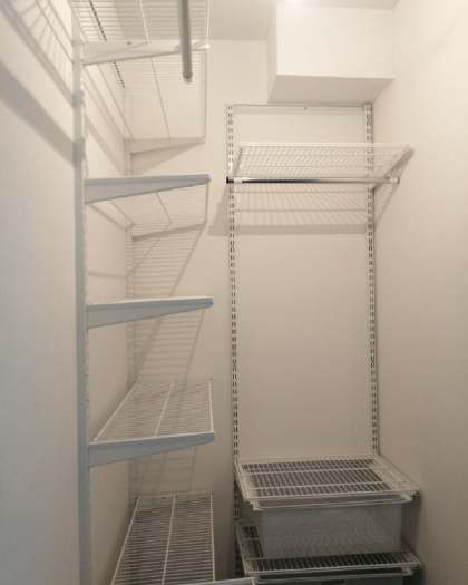 Белая угловая гардеробная с выдвижными корзинами, ~1,1×2 м, фото 1
