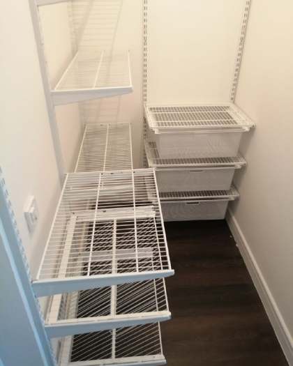 Белая угловая гардеробная с выдвижными корзинами, ~1,1×2 м, фото 2