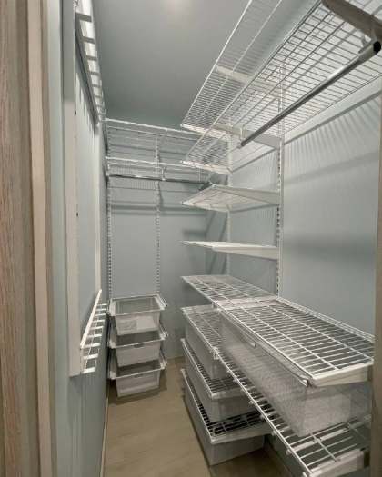 Белая угловая гардеробная с выдвижными корзинами, ~1,2×2 м, фото 1