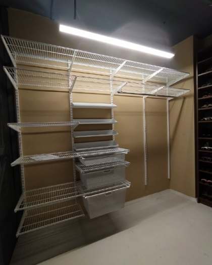 Белая угловая гардеробная с выдвижными корзинами, ~2,7×2 м, фото 1