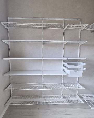 Белая угловая гардеробная с выдвижными корзинами, ~2,4×2,2 м, фото 1