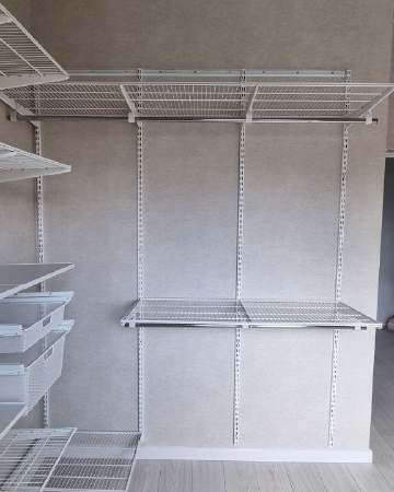 Белая угловая гардеробная с выдвижными корзинами, ~2,4×2,2 м, фото 2