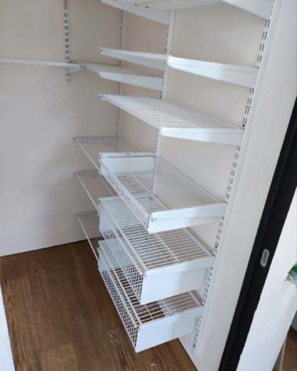 Белая угловая гардеробная с выдвижными корзинами, ~0,9×1,4 м, фото 2