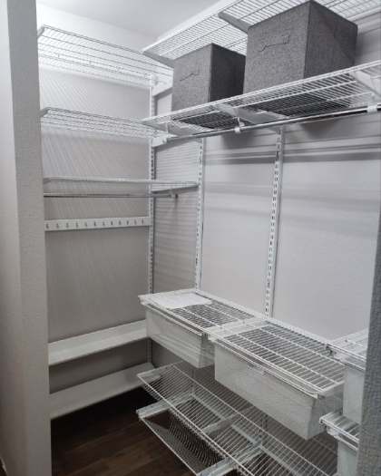Белая угловая гардеробная с выдвижными корзинами, ~2,7×1,8 м, фото 1