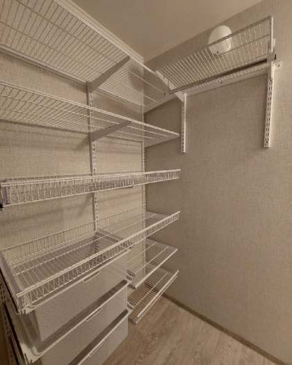 Белая угловая гардеробная с выдвижными корзинами, ~1,8×2 м, фото 3