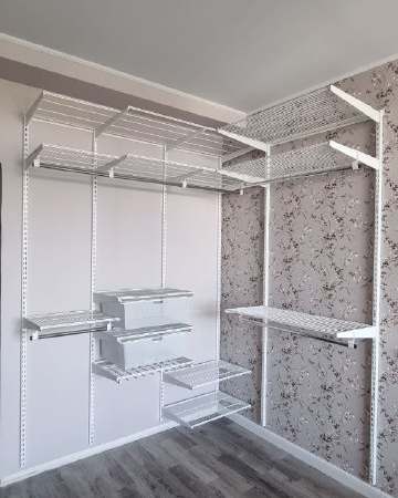 Белая угловая гардеробная с выдвижными корзинами, ~2×2,5 м, фото 1