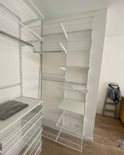 Белая угловая гардеробная с выдвижными корзинами, ~1,2×1,8 м, фото 2