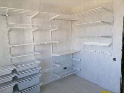 Белая угловая гардеробная с выдвижными корзинами, ~2,8×2,1 м, фото 1