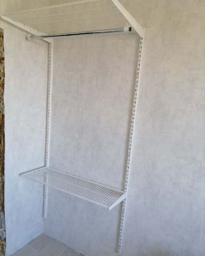 Белая угловая гардеробная с выдвижными корзинами, ~2,8×2,1 м, фото 2