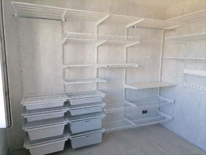 Белая угловая гардеробная с выдвижными корзинами, ~2,8×2,1 м, фото 3