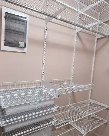 Белая угловая гардеробная с выдвижными корзинами, ~1,3×2,2 м, фото 2