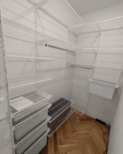 Белая угловая гардеробная с выдвижными корзинами, ~1,7×2 м, фото 1