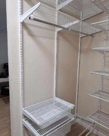 Белая угловая гардеробная с выдвижными корзинами, ~1,8×0,9 м, фото 1