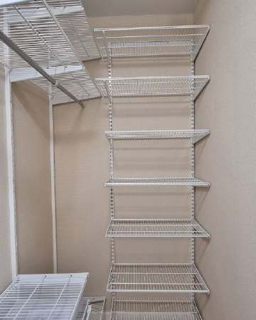 Белая угловая гардеробная с выдвижными корзинами, ~1,8×0,9 м, фото 2