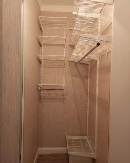 Белая угловая гардеробная с выдвижными корзинами, ~1,1×1,6 м, фото 1
