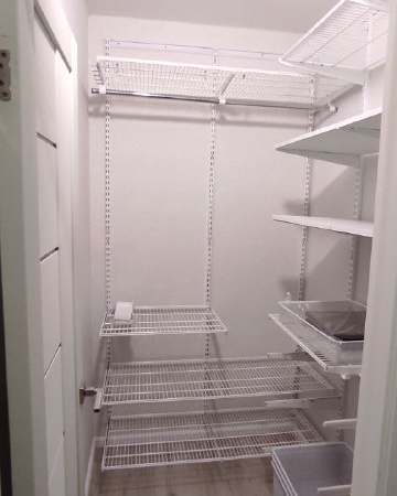 Белая угловая гардеробная с выдвижными корзинами, ~1,2×1,5 м, фото 1