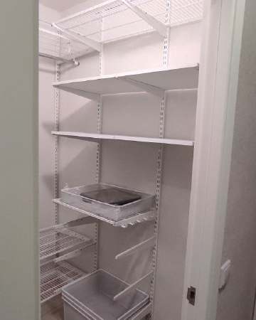 Белая угловая гардеробная с выдвижными корзинами, ~1,2×1,5 м, фото 2