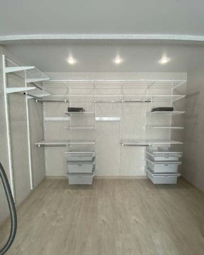 Белая угловая гардеробная с выдвижными корзинами, ~3,1×2,4 м, фото 1