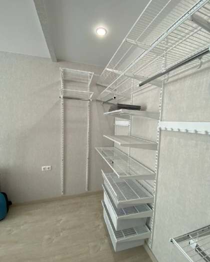 Белая угловая гардеробная с выдвижными корзинами, ~3,1×2,4 м, фото 2