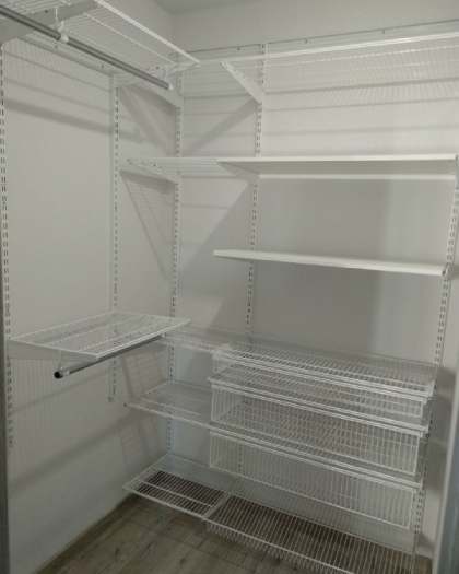 Белая угловая гардеробная с выдвижными корзинами, ~1,4×1,4 м, фото 1