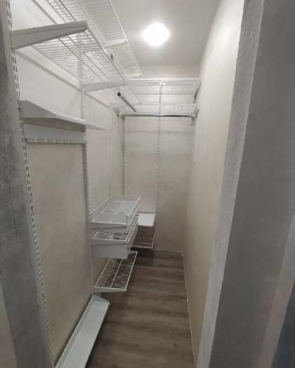 Белая угловая гардеробная с выдвижными корзинами, ~1,3×2,1 м, фото 1