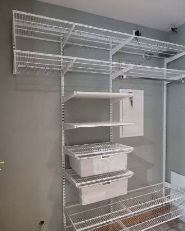 Белая угловая гардеробная с выдвижными корзинами, ~2,1×1,5 м, фото 2
