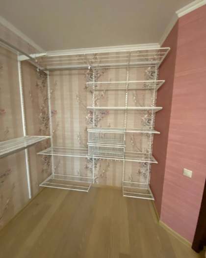 Белая угловая гардеробная с выдвижными корзинами, ~2,2×2,5 м, фото 1