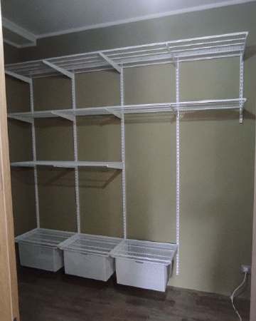 Белая угловая гардеробная с выдвижными корзинами, ~2,5×2 м, фото 1