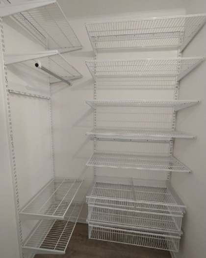 Белая угловая гардеробная с выдвижными корзинами, ~1,5×1,7 м, фото 1