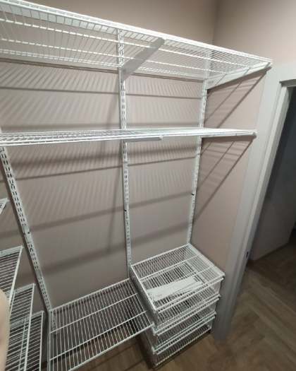 Белая угловая гардеробная с выдвижными корзинами, ~1,4×2,2 м, фото 1