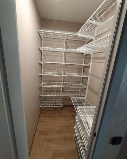 Белая угловая гардеробная с выдвижными корзинами, ~1,4×2,2 м, фото 2