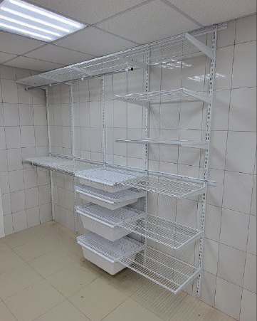 Белая угловая гардеробная с выдвижными корзинами, фото 1